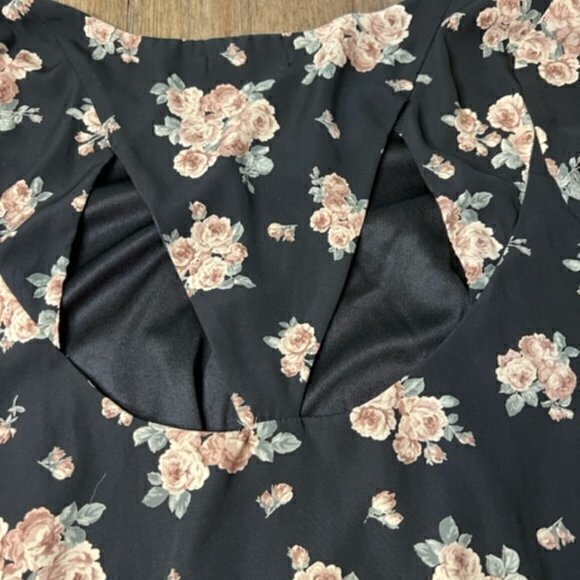 BUNDLE 3 FOR $18- Gypsy Rose Womens Large Black‎ Floral Top Back Cut Out - Picture 9 of 14